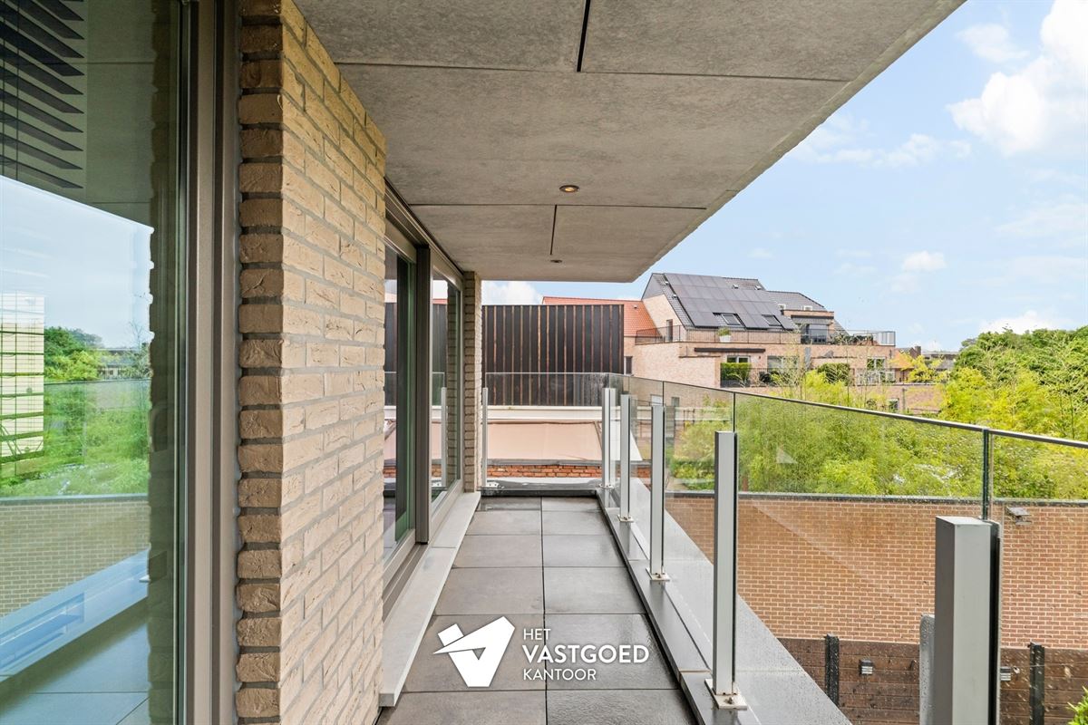 RECENT APPARTEMENT (87M²) MET 2 SLAAPKAMERS, TERRAS, GARAGE MET APARTE BERGING EN CARPORT TE HULSHOUT