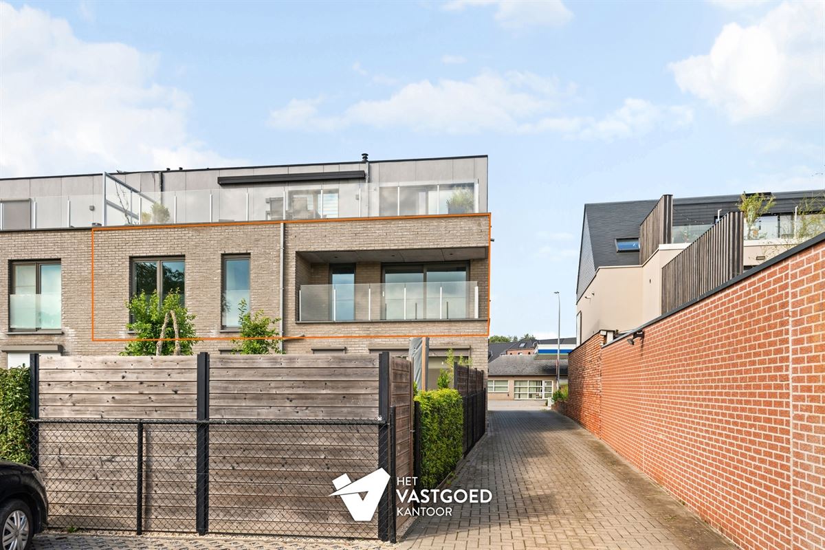 RECENT APPARTEMENT (87M²) MET 2 SLAAPKAMERS, TERRAS, GARAGE MET APARTE BERGING EN CARPORT TE HULSHOUT