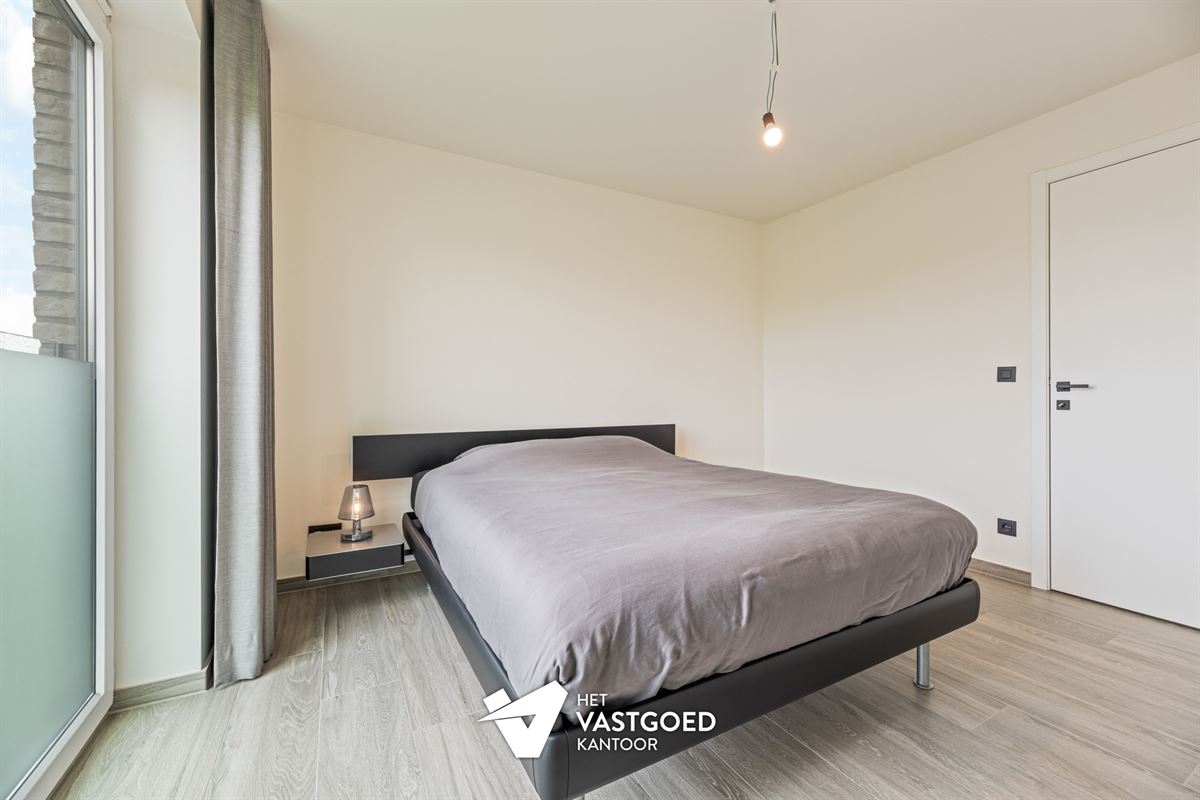 RECENT APPARTEMENT (87M²) MET 2 SLAAPKAMERS, TERRAS, GARAGE MET APARTE BERGING EN CARPORT TE HULSHOUT