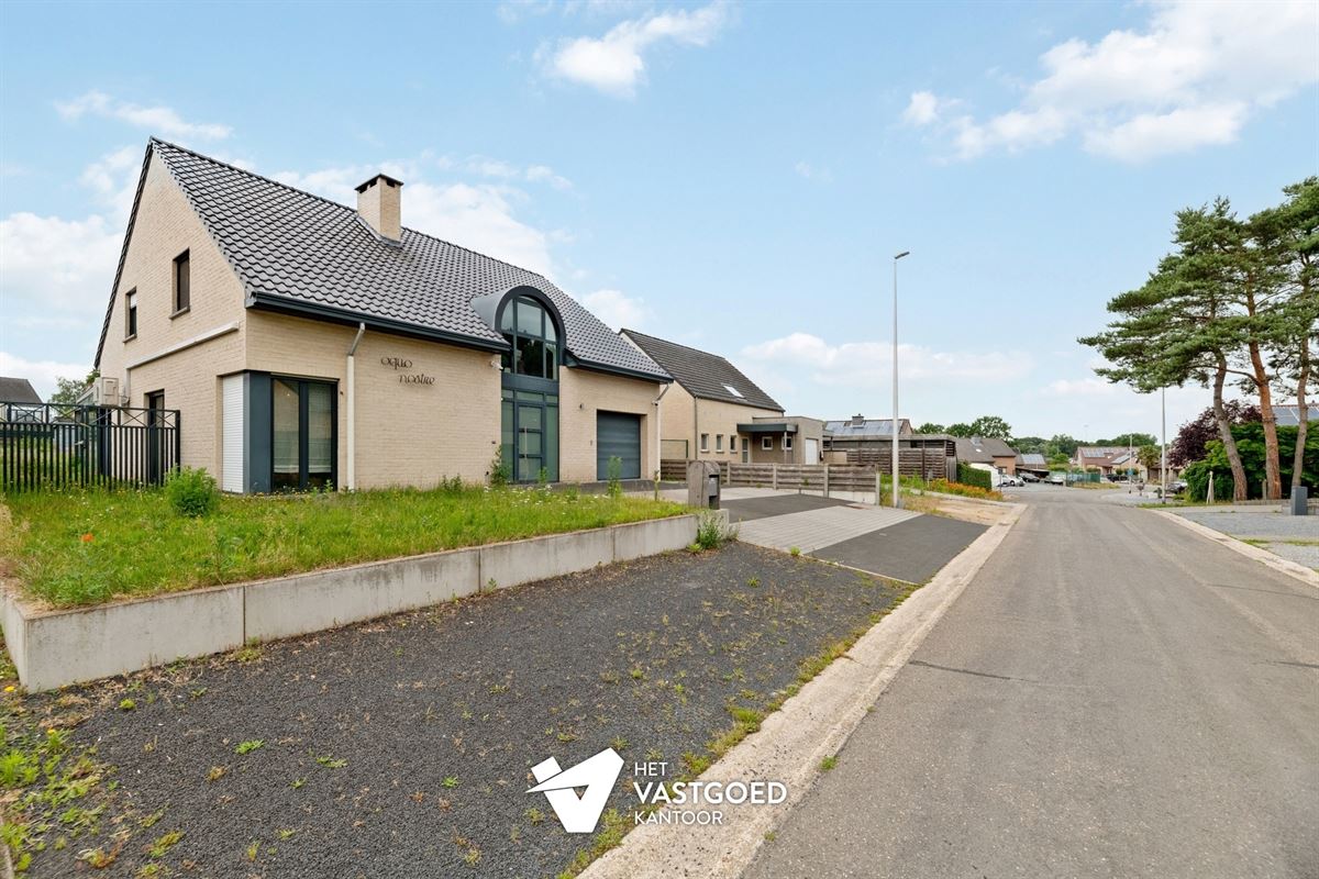 RUIME WONING MET 3 SLAAPKAMERS UITERST RUSTIG GELEGEN OP EEN PERCEEL VAN 10 ARE TE PAAL