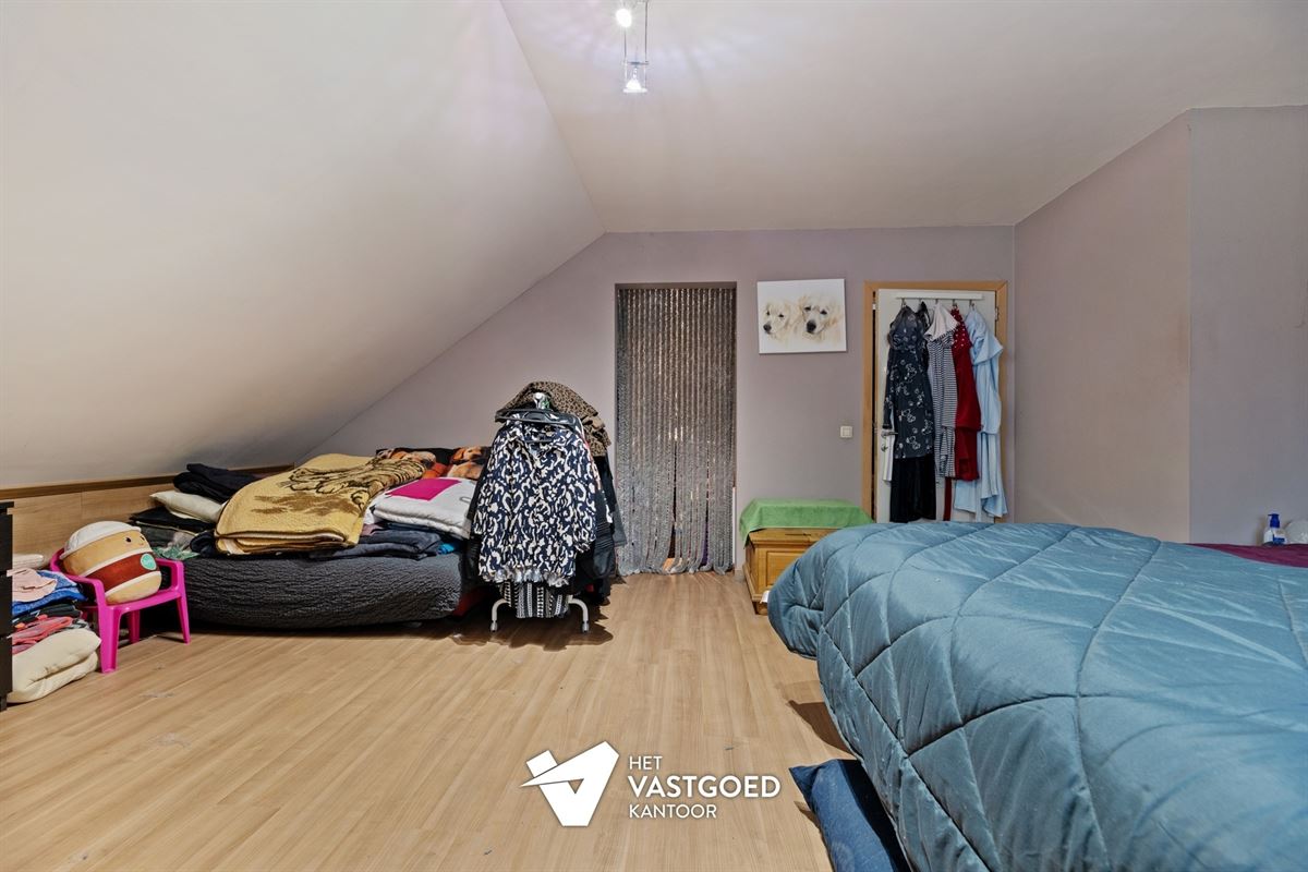 RUIME WONING MET 3 SLAAPKAMERS UITERST RUSTIG GELEGEN OP EEN PERCEEL VAN 10 ARE TE PAAL