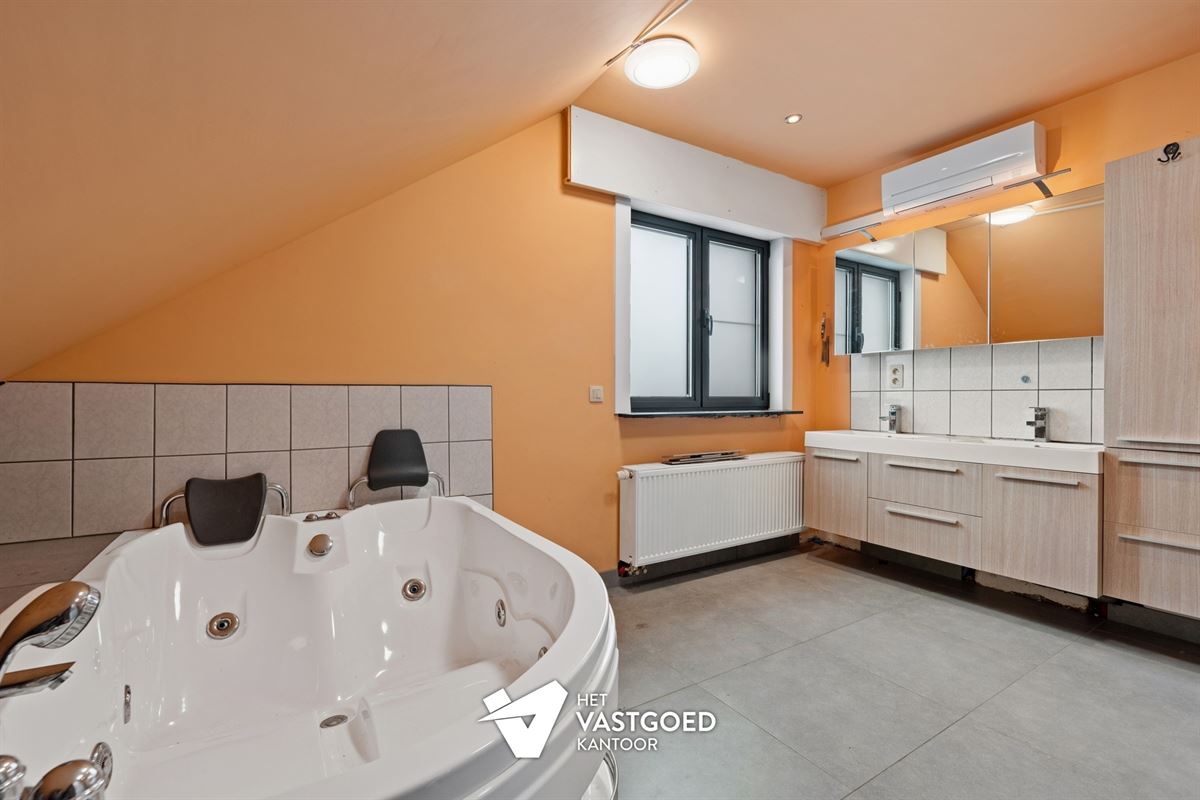RUIME WONING MET 3 SLAAPKAMERS UITERST RUSTIG GELEGEN OP EEN PERCEEL VAN 10 ARE TE PAAL