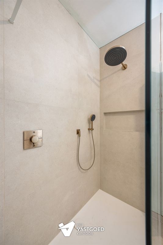 RUIM 2-SLAAPKAMERAPPARTEMENT OP DE BOVENSTE VERDIEPING