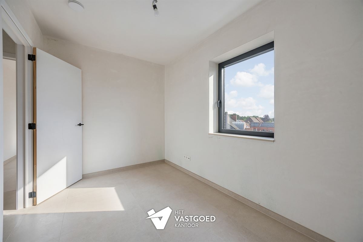 RUIM 2-SLAAPKAMERAPPARTEMENT OP DE BOVENSTE VERDIEPING