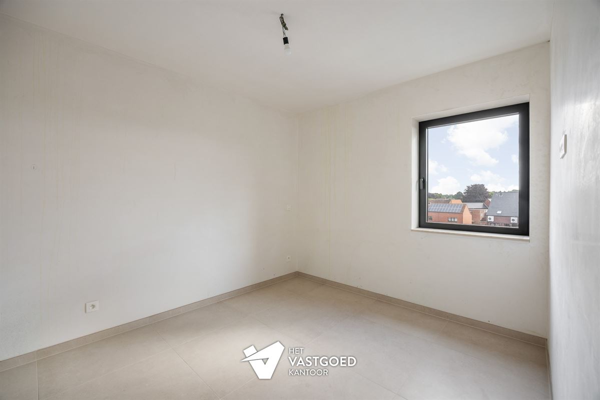 RUIM 2-SLAAPKAMERAPPARTEMENT OP DE BOVENSTE VERDIEPING