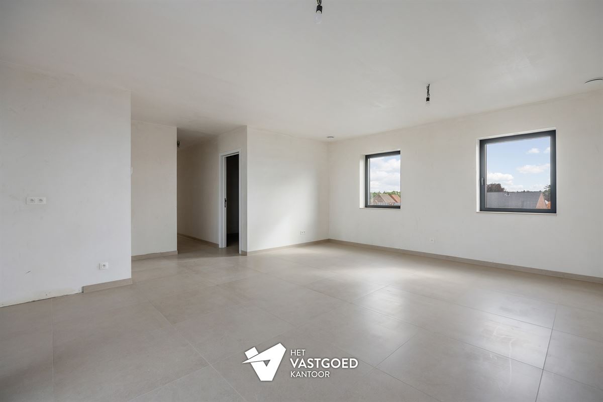 RUIM 2-SLAAPKAMERAPPARTEMENT OP DE BOVENSTE VERDIEPING