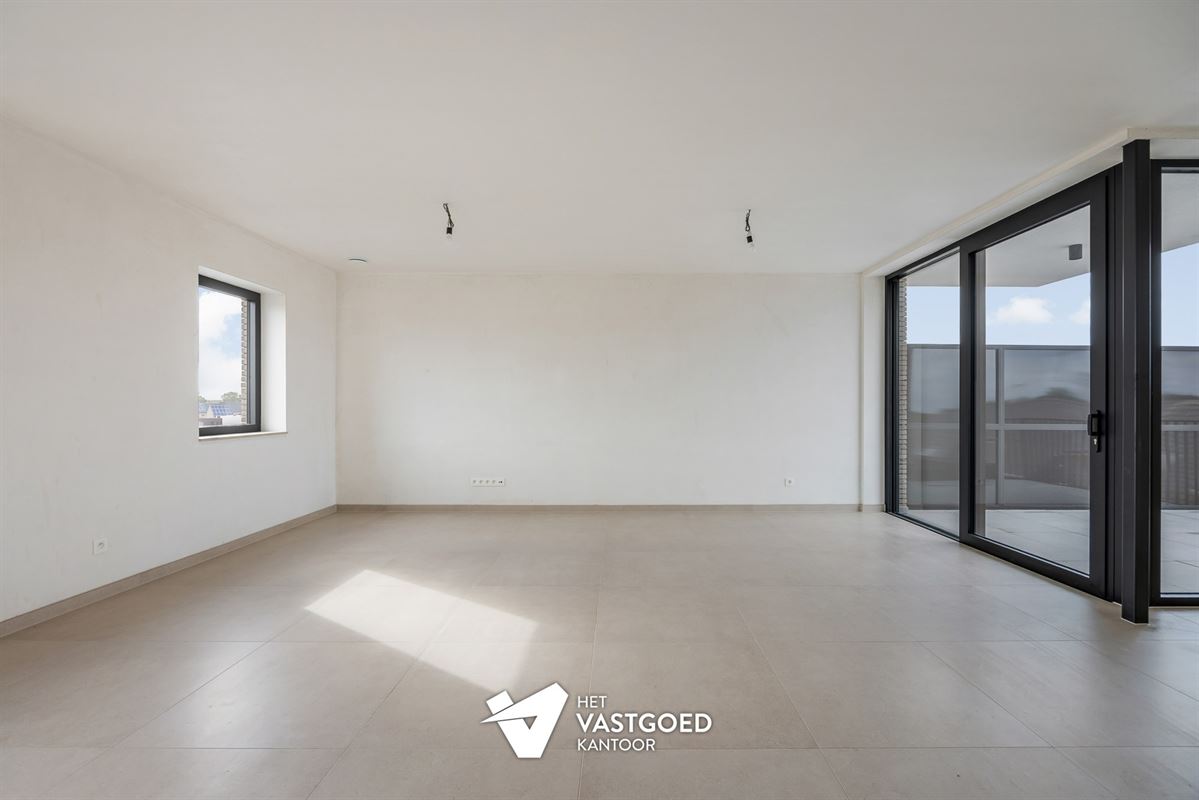 RUIM 2-SLAAPKAMERAPPARTEMENT OP DE BOVENSTE VERDIEPING