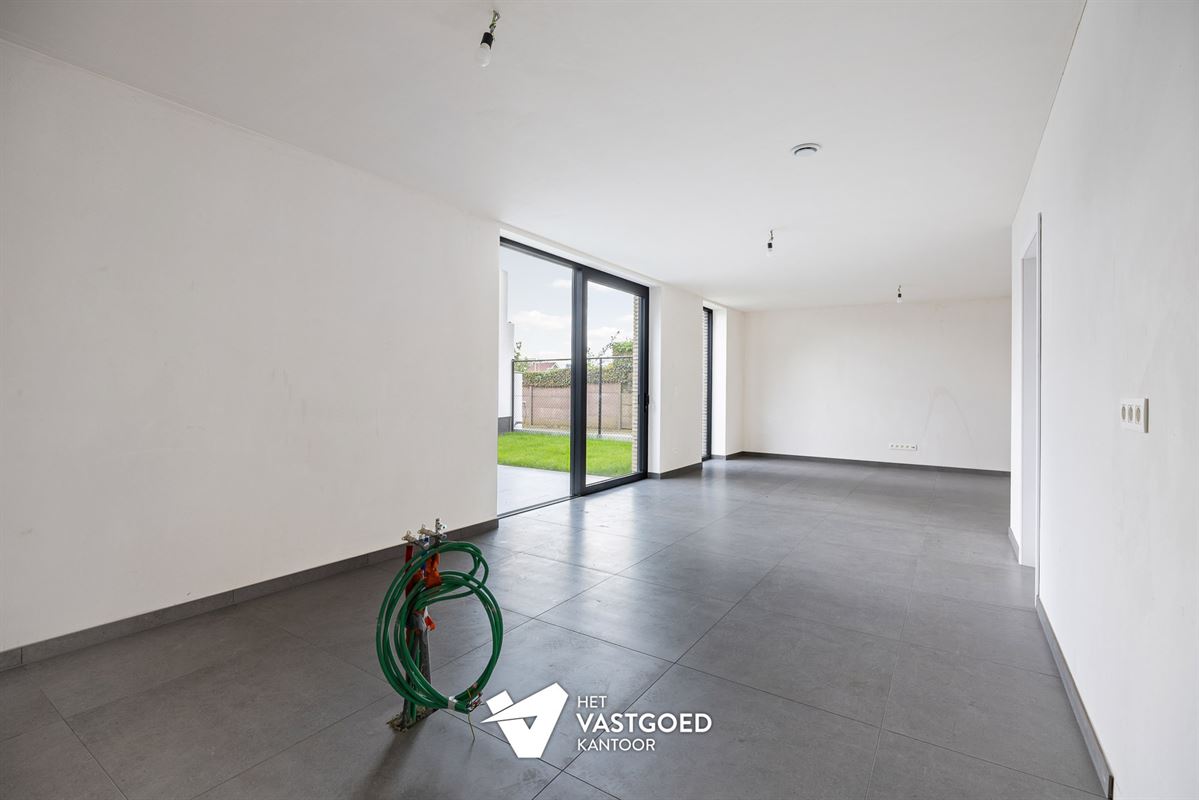 RUIM GELIJKVLOERS APPARTEMENT MET UITZONDERLIJKE BUITENRUIMTE