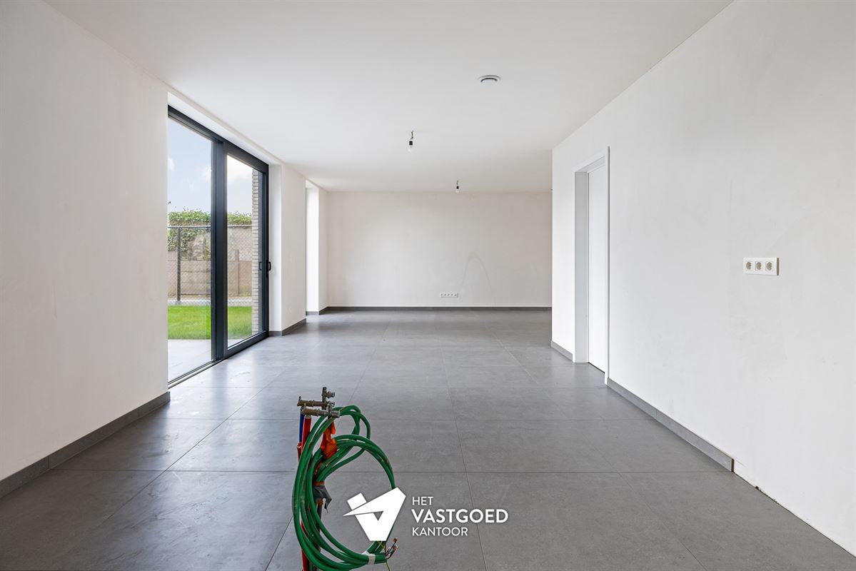 RUIM GELIJKVLOERS APPARTEMENT MET UITZONDERLIJKE BUITENRUIMTE