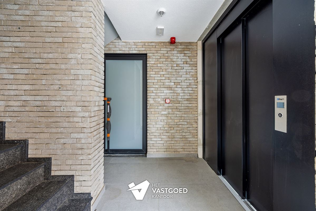 RUIM GELIJKVLOERS APPARTEMENT MET UITZONDERLIJKE BUITENRUIMTE