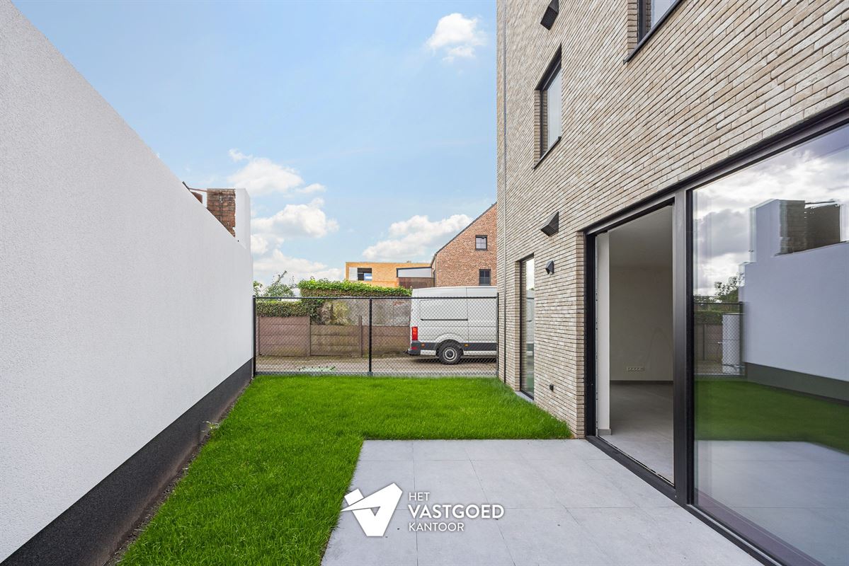 RUIM GELIJKVLOERS APPARTEMENT MET UITZONDERLIJKE BUITENRUIMTE