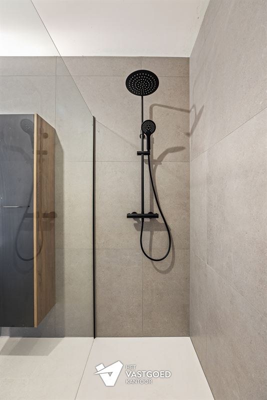 RUIM GELIJKVLOERS APPARTEMENT MET UITZONDERLIJKE BUITENRUIMTE