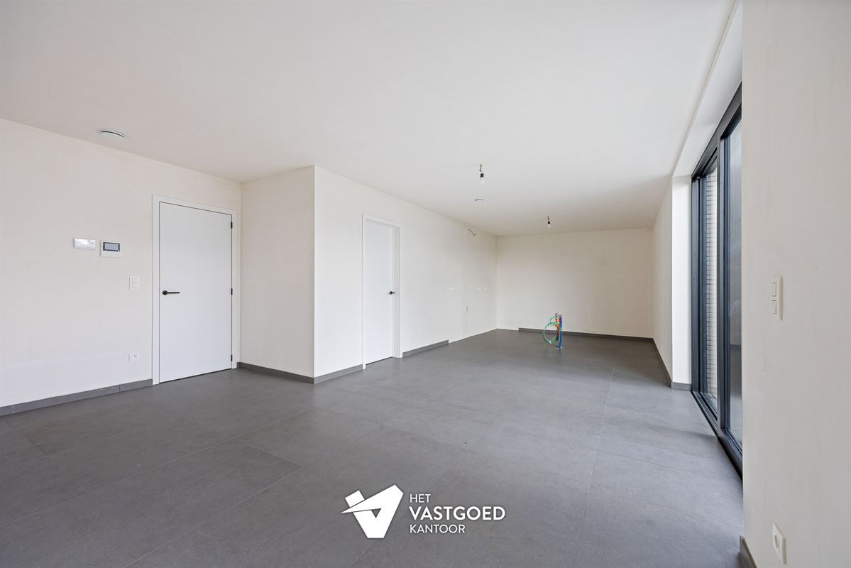 RUIM GELIJKVLOERS APPARTEMENT MET UITZONDERLIJKE BUITENRUIMTE