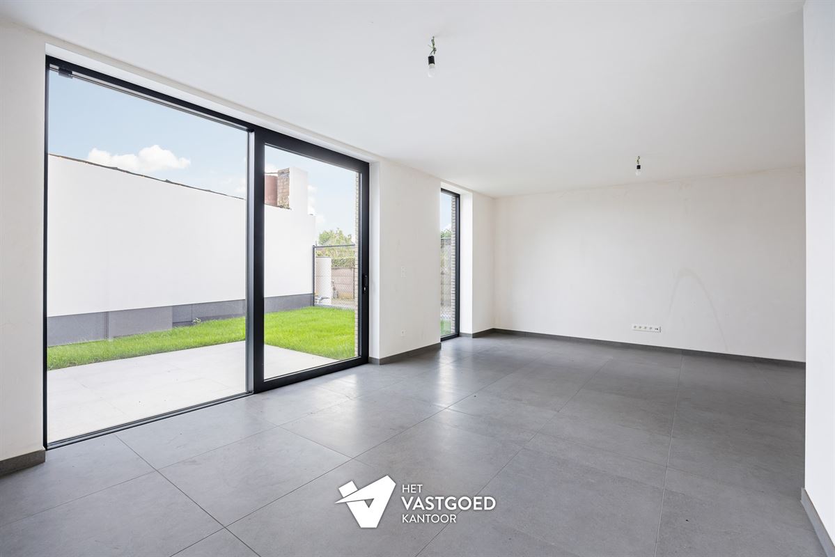 RUIM GELIJKVLOERS APPARTEMENT MET UITZONDERLIJKE BUITENRUIMTE