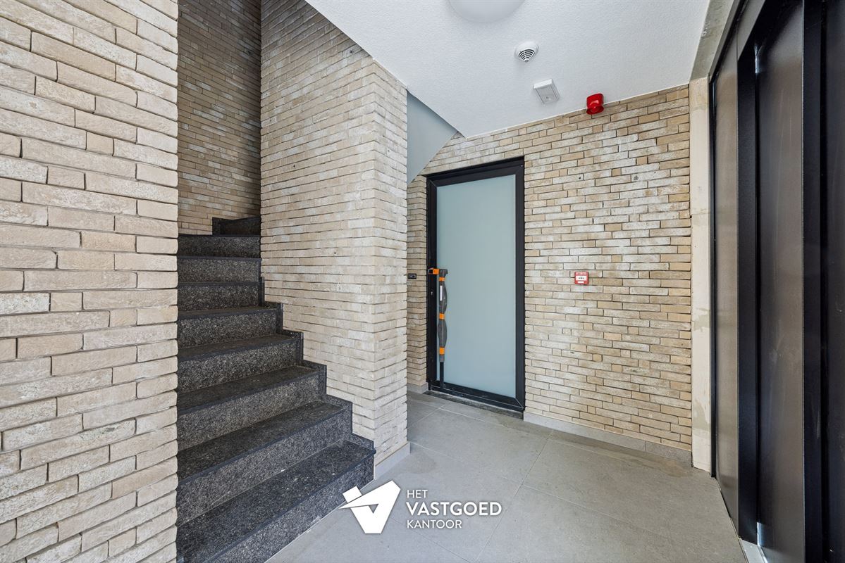 RUIM GELIJKVLOERS APPARTEMENT MET UITZONDERLIJKE BUITENRUIMTE