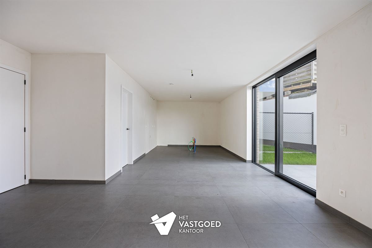 RUIM GELIJKVLOERS APPARTEMENT MET UITZONDERLIJKE BUITENRUIMTE