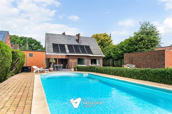 INSTAPKLARE, CENTRAAL GELEGEN WONING OP RUIM PERCEEL MET ZWEMBAD