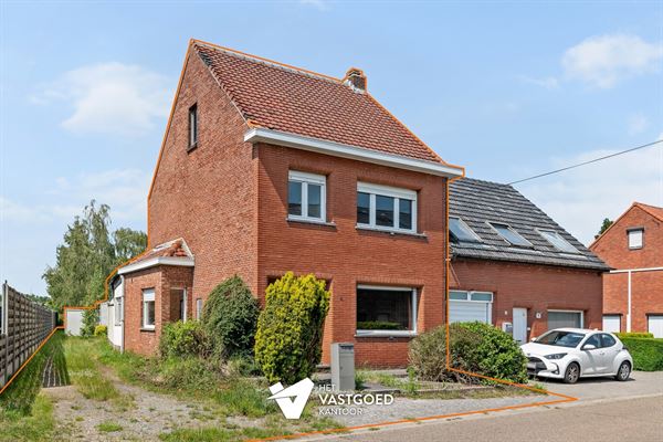 WONING MET POTENTIEEL EN CA 90M2 BIJGEBOUWEN OP MOOIE LIGGING