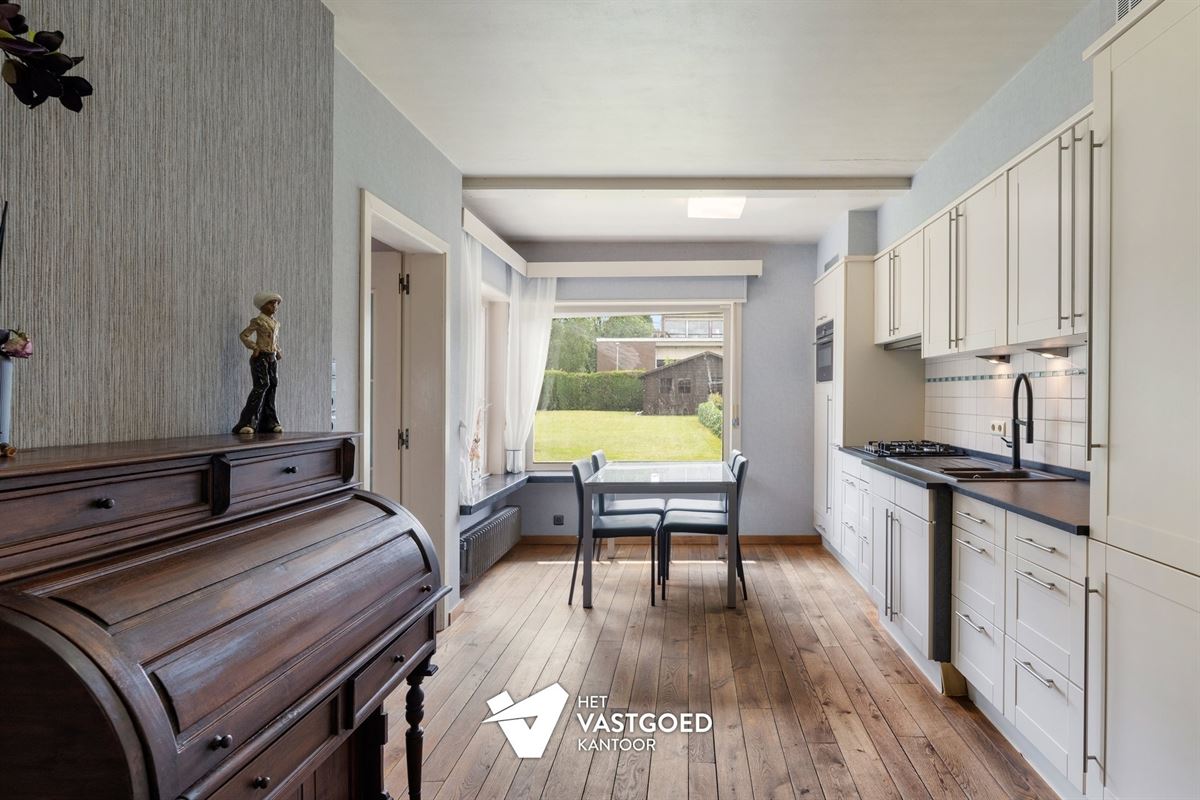 INSTAPKLARE, CENTRAAL GELEGEN WONING OP RUIM PERCEEL MET ZWEMBAD