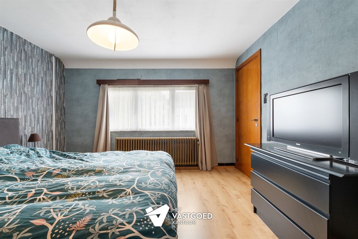 INSTAPKLARE, CENTRAAL GELEGEN WONING OP RUIM PERCEEL MET ZWEMBAD
