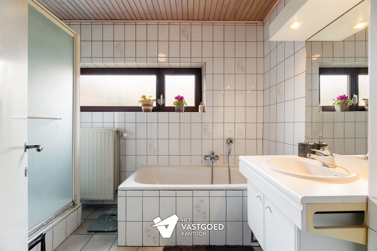 INSTAPKLARE, CENTRAAL GELEGEN WONING OP RUIM PERCEEL MET ZWEMBAD