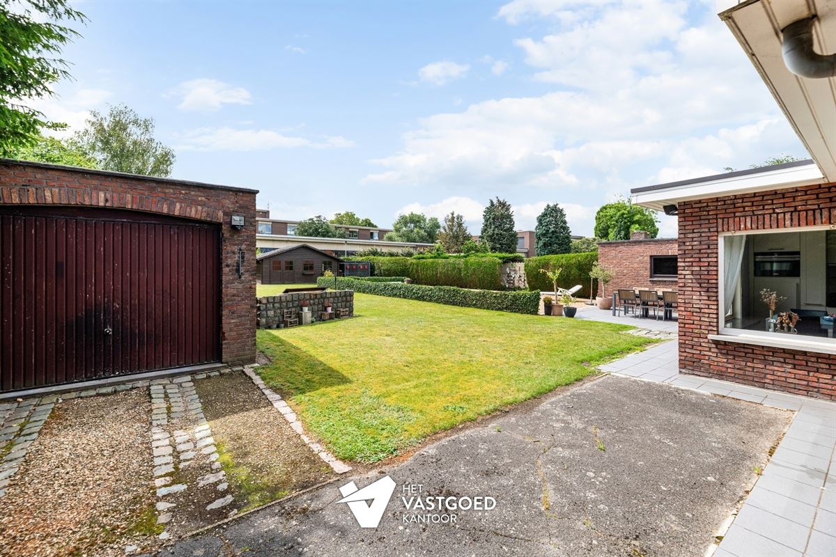 INSTAPKLARE, CENTRAAL GELEGEN WONING OP RUIM PERCEEL MET ZWEMBAD