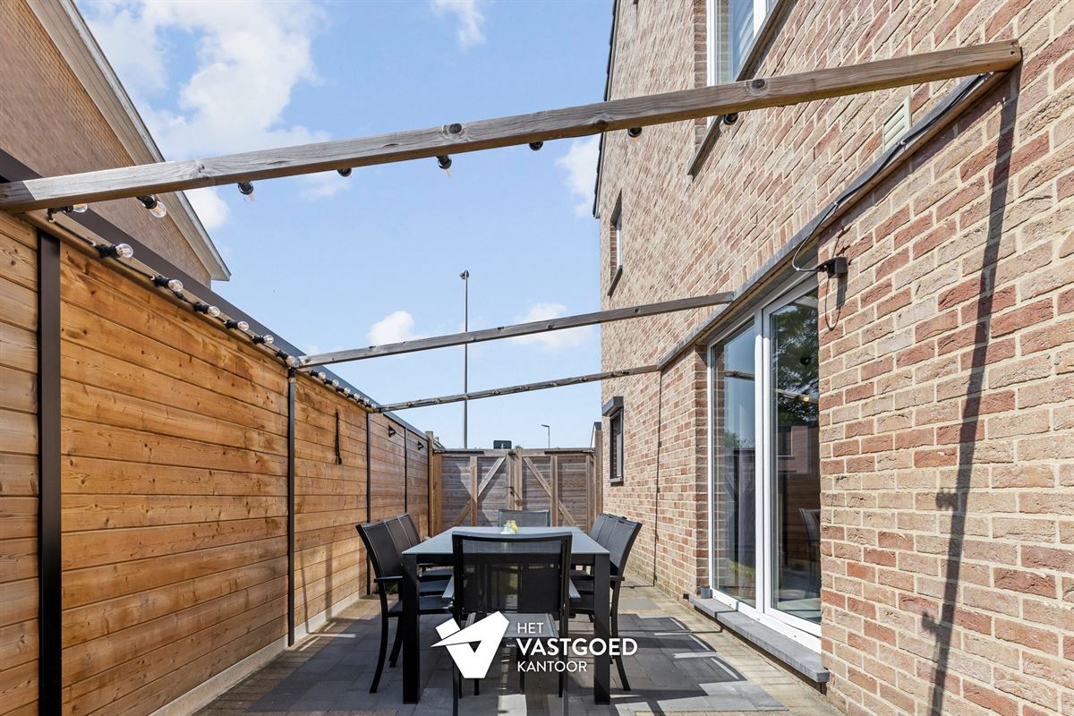 MOOI AFGEWERKT 2 SLAAPKAMER APPARTEMENT MET PRIVATIEVE TUIN EN AUTOSTAANPLAATS TE BEVERLO