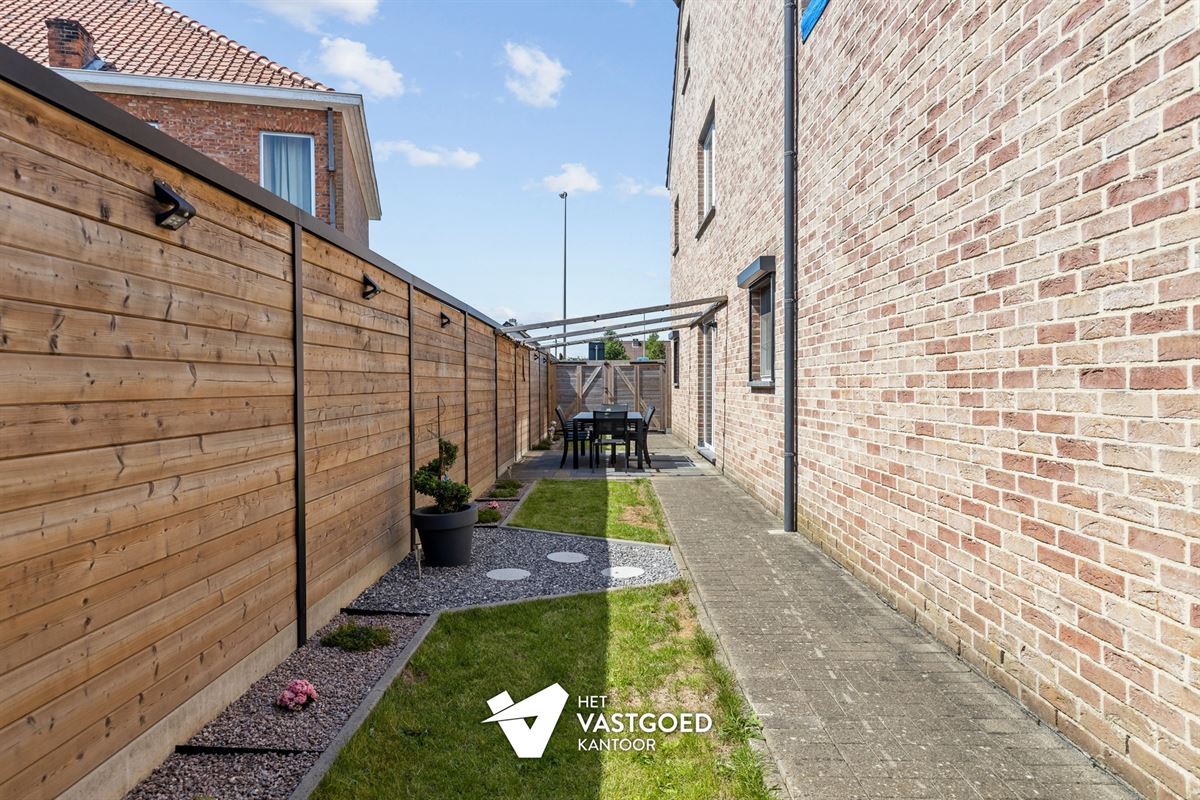 MOOI AFGEWERKT 2 SLAAPKAMER APPARTEMENT MET PRIVATIEVE TUIN EN AUTOSTAANPLAATS TE BEVERLO