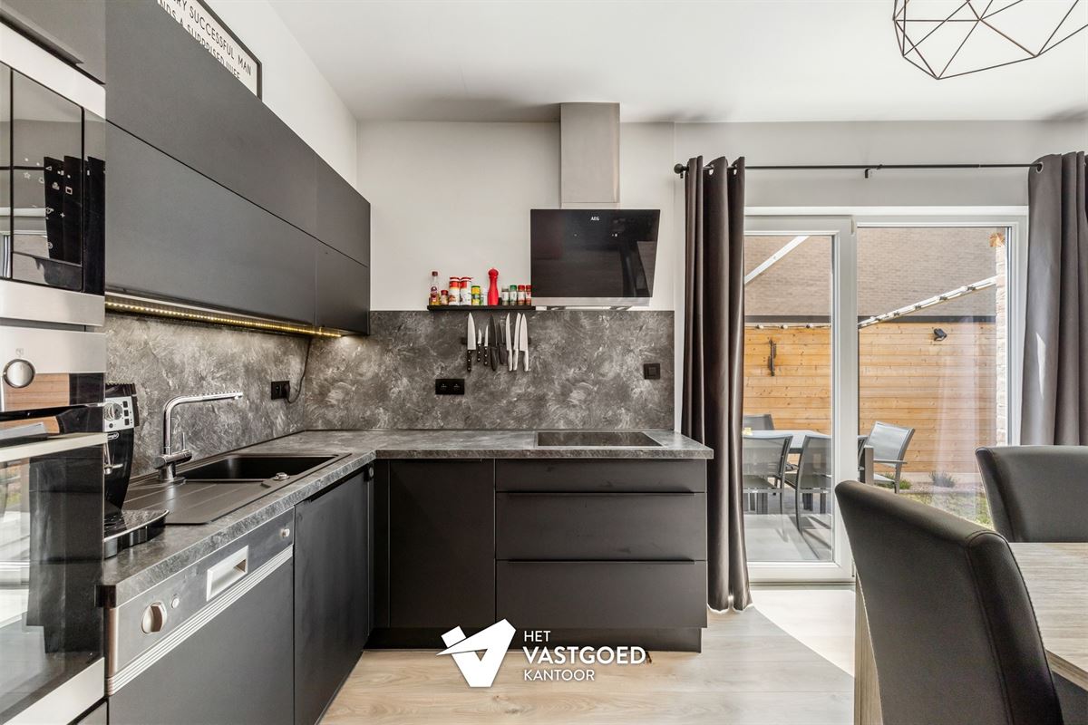 MOOI AFGEWERKT 2 SLAAPKAMER APPARTEMENT MET PRIVATIEVE TUIN EN AUTOSTAANPLAATS TE BEVERLO