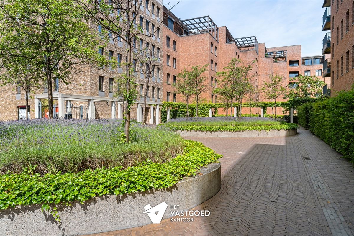 PRACHTIG GELEGEN GELIJKVLOERS APPARTEMENT (80M²) MET 1 SLAAPKAMER EN ZEER RUIM TERRAS AAN DE KEMPISCHE KAAI TE HASSELT