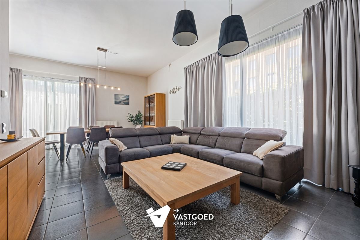 PRACHTIG GELEGEN GELIJKVLOERS APPARTEMENT (80M²) MET 1 SLAAPKAMER EN ZEER RUIM TERRAS AAN DE KEMPISCHE KAAI TE HASSELT