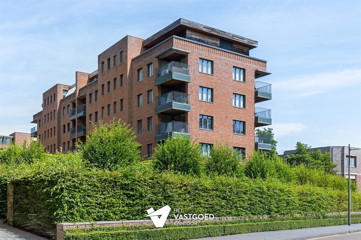 PRACHTIG GELEGEN GELIJKVLOERS APPARTEMENT (80M²) MET 1 SLAAPKAMER EN ZEER RUIM TERRAS AAN DE KEMPISCHE KAAI TE HASSELT