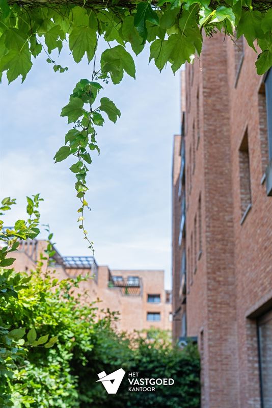 PRACHTIG GELEGEN GELIJKVLOERS APPARTEMENT (80M²) MET 1 SLAAPKAMER EN ZEER RUIM TERRAS AAN DE KEMPISCHE KAAI TE HASSELT