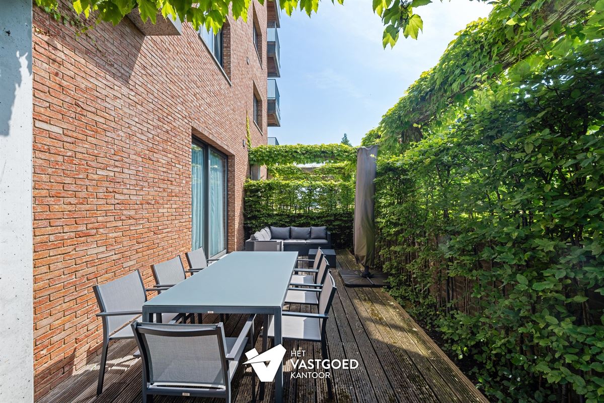 PRACHTIG GELEGEN GELIJKVLOERS APPARTEMENT (80M²) MET 1 SLAAPKAMER EN ZEER RUIM TERRAS AAN DE KEMPISCHE KAAI TE HASSELT