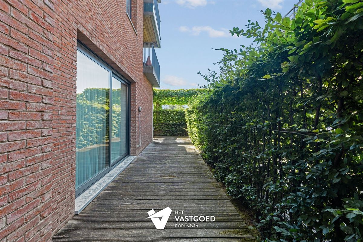 PRACHTIG GELEGEN GELIJKVLOERS APPARTEMENT (80M²) MET 1 SLAAPKAMER EN ZEER RUIM TERRAS AAN DE KEMPISCHE KAAI TE HASSELT