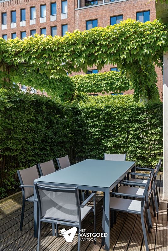 PRACHTIG GELEGEN GELIJKVLOERS APPARTEMENT (80M²) MET 1 SLAAPKAMER EN ZEER RUIM TERRAS AAN DE KEMPISCHE KAAI TE HASSELT