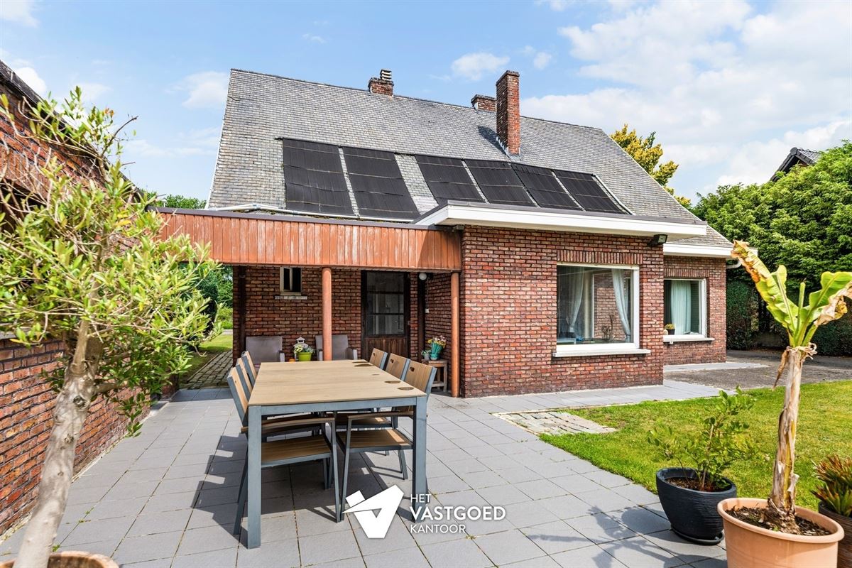 INSTAPKLARE, CENTRAAL GELEGEN WONING OP RUIM PERCEEL MET ZWEMBAD