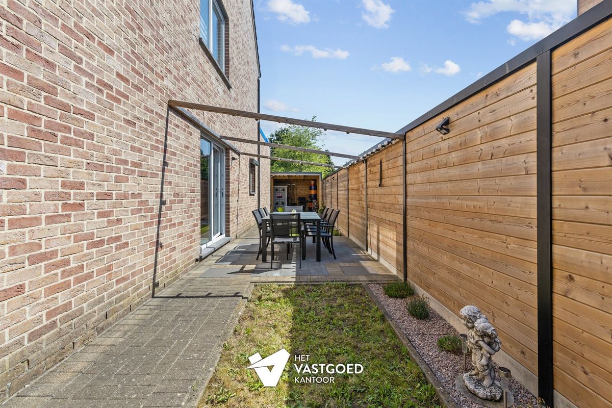 MOOI AFGEWERKT 2 SLAAPKAMER APPARTEMENT MET PRIVATIEVE TUIN EN AUTOSTAANPLAATS TE BEVERLO