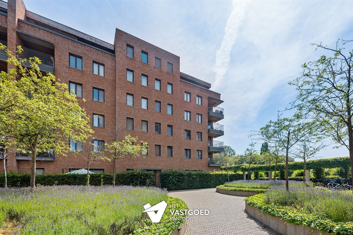 PRACHTIG GELEGEN GELIJKVLOERS APPARTEMENT (80M²) MET 1 SLAAPKAMER EN ZEER RUIM TERRAS AAN DE KEMPISCHE KAAI TE HASSELT