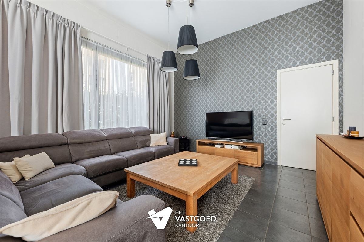 PRACHTIG GELEGEN GELIJKVLOERS APPARTEMENT (80M²) MET 1 SLAAPKAMER EN ZEER RUIM TERRAS AAN DE KEMPISCHE KAAI TE HASSELT