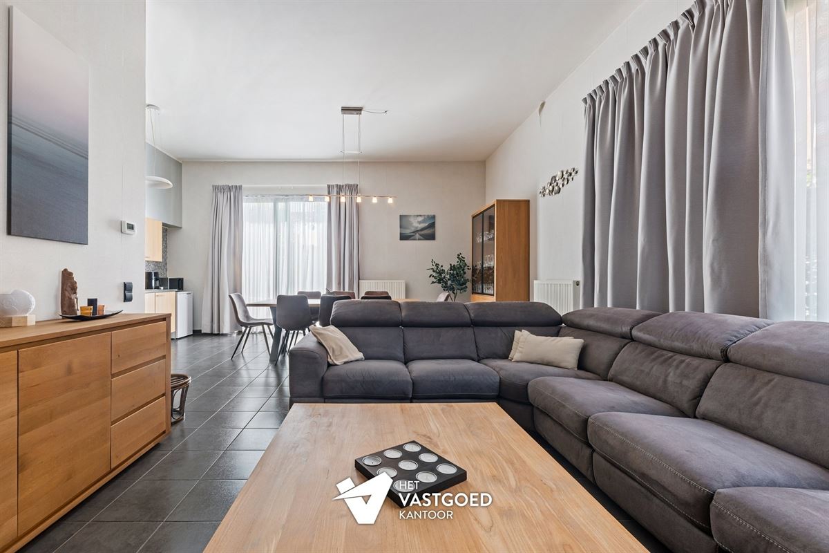 PRACHTIG GELEGEN GELIJKVLOERS APPARTEMENT (80M²) MET 1 SLAAPKAMER EN ZEER RUIM TERRAS AAN DE KEMPISCHE KAAI TE HASSELT