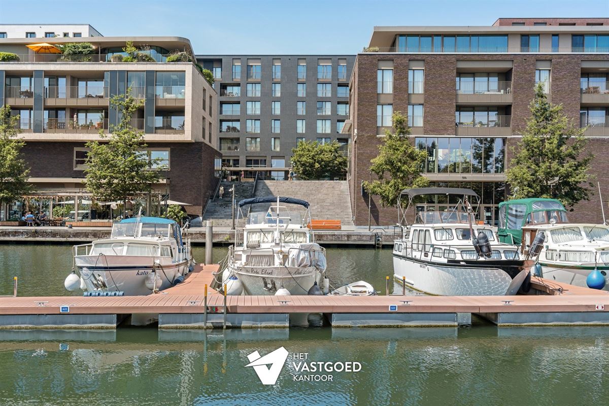 PRACHTIG GELEGEN GELIJKVLOERS APPARTEMENT (80M²) MET 1 SLAAPKAMER EN ZEER RUIM TERRAS AAN DE KEMPISCHE KAAI TE HASSELT