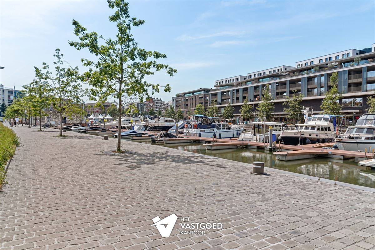 PRACHTIG GELEGEN GELIJKVLOERS APPARTEMENT (80M²) MET 1 SLAAPKAMER EN ZEER RUIM TERRAS AAN DE KEMPISCHE KAAI TE HASSELT