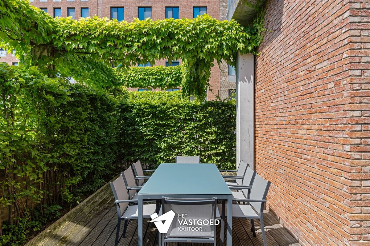 PRACHTIG GELEGEN GELIJKVLOERS APPARTEMENT (80M²) MET 1 SLAAPKAMER EN ZEER RUIM TERRAS AAN DE KEMPISCHE KAAI TE HASSELT
