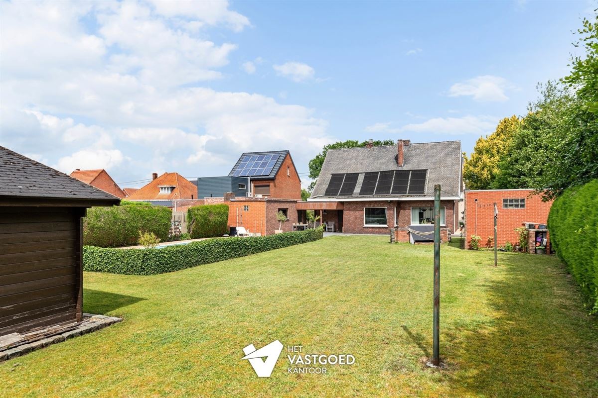 INSTAPKLARE, CENTRAAL GELEGEN WONING OP RUIM PERCEEL MET ZWEMBAD