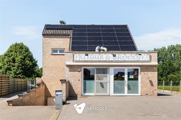 RUIME WOONST MET VEEL POTENTIEEL DIE MOMENTEEL INGERICHT IS ALS FRITUUR GELEGEN OP RUIM PERCEEL TE KORSPEL