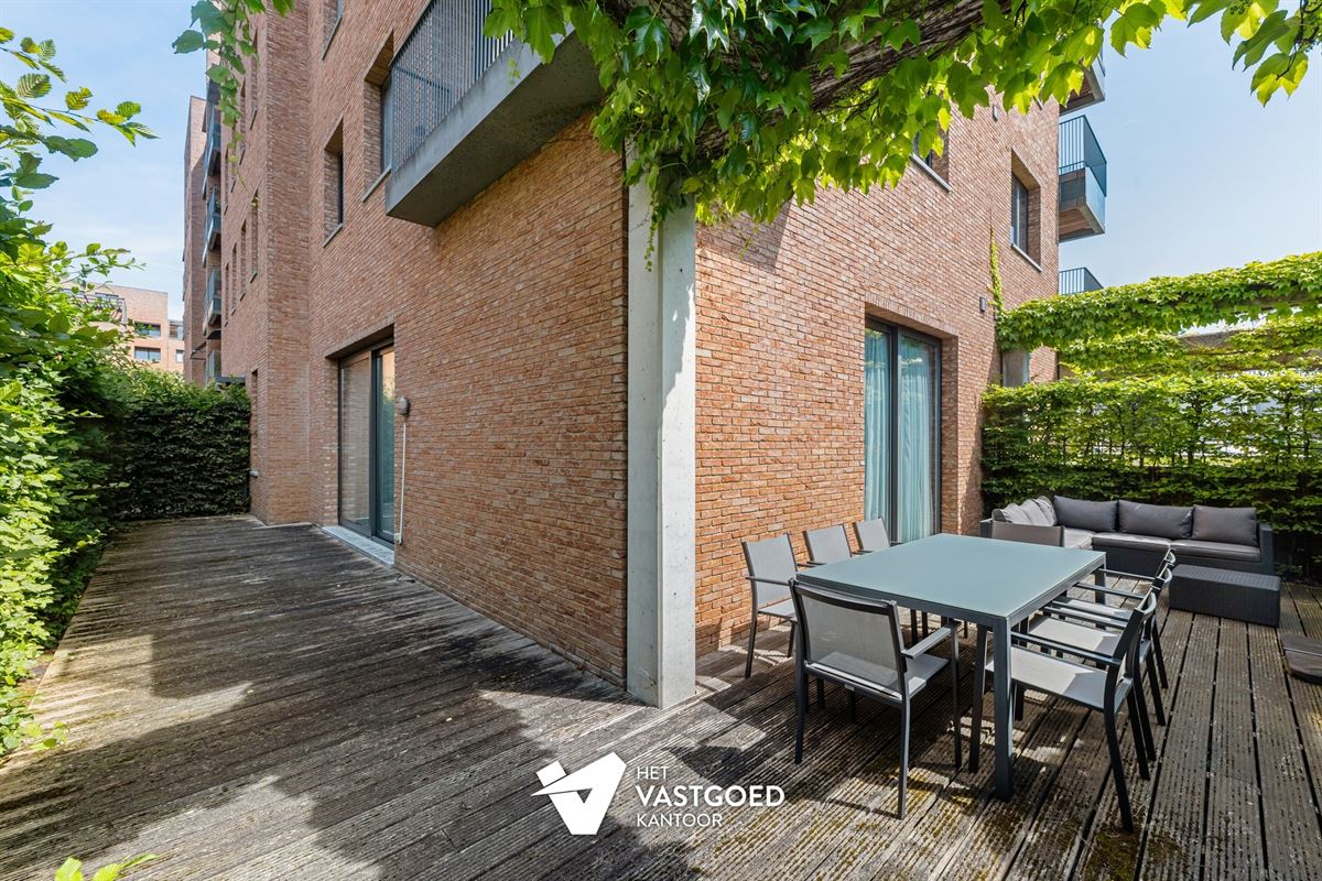 PRACHTIG GELEGEN GELIJKVLOERS APPARTEMENT (80M²) MET 1 SLAAPKAMER EN ZEER RUIM TERRAS AAN DE KEMPISCHE KAAI TE HASSELT