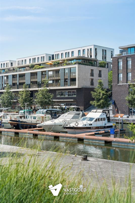 PRACHTIG GELEGEN GELIJKVLOERS APPARTEMENT (80M²) MET 1 SLAAPKAMER EN ZEER RUIM TERRAS AAN DE KEMPISCHE KAAI TE HASSELT