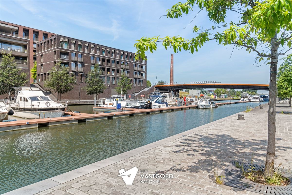 PRACHTIG GELEGEN GELIJKVLOERS APPARTEMENT (80M²) MET 1 SLAAPKAMER EN ZEER RUIM TERRAS AAN DE KEMPISCHE KAAI TE HASSELT