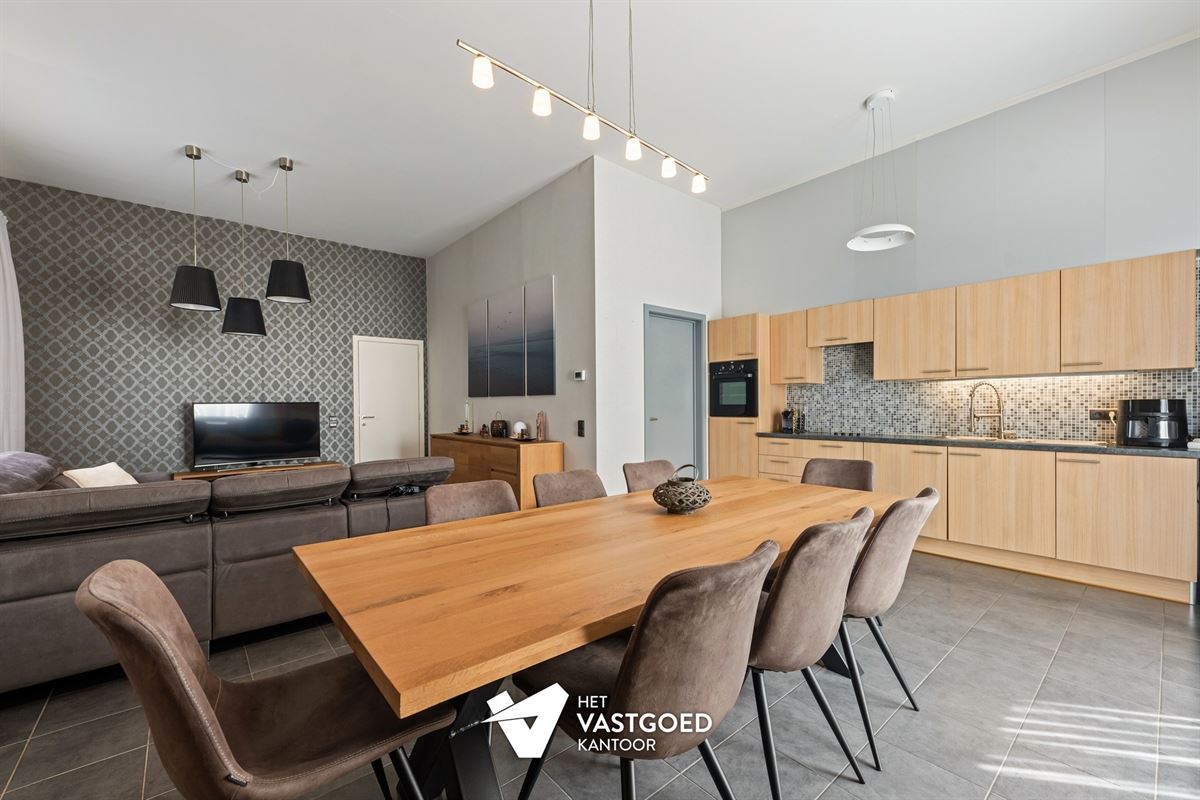PRACHTIG GELEGEN GELIJKVLOERS APPARTEMENT (80M²) MET 1 SLAAPKAMER EN ZEER RUIM TERRAS AAN DE KEMPISCHE KAAI TE HASSELT